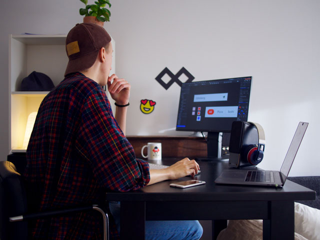 grafico freelance lavora su progetto per cliente