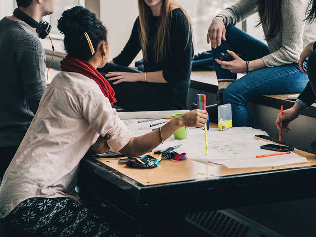 gruppo di freelance creativi lavora in team