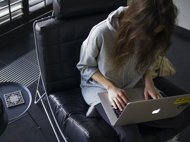 ragazza lavora al computer nel suo studio
